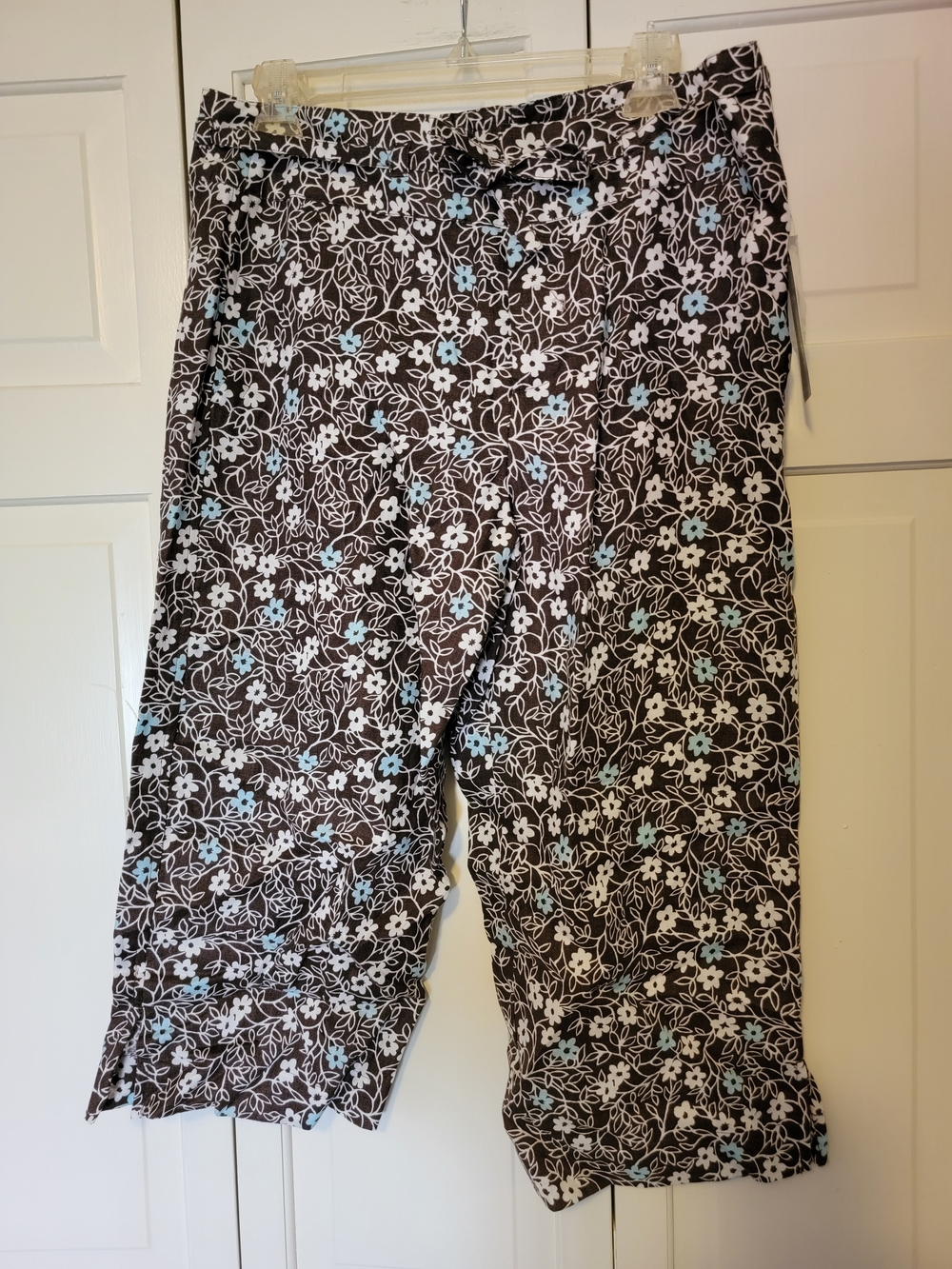 Women's Floral Capris - Brown with White & Light Blue Floral Print Size 14 NWT
